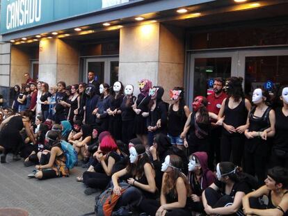 Las activistas, ante las puertas del Teatre Borràs, antes de la función.
