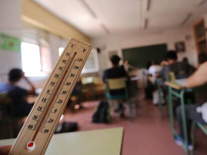 Un termómetro indica la alta temperatura en una aula de un instituto de Madrid, hoy.