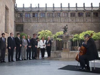 Carles Puigdemont (C), junto con la delegacion de la ACVOT, encabezada por su presidente, Jose Vargas Rincón, en la Generalitat. En vídeo, Junqueras y Doménech hablan del "procés" tras reunirse en el Palau de la Generalitat.