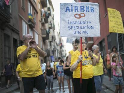 Protesta contra Airbnb en la Barceloneta. En el vídeo, el caso de Montse Pérez, la propietaria que ha reocupado su casa.