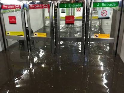 Acceso inundado de la estación de Lucero. En el vídeo, tromba de agua en Marqués de Vadillo.
