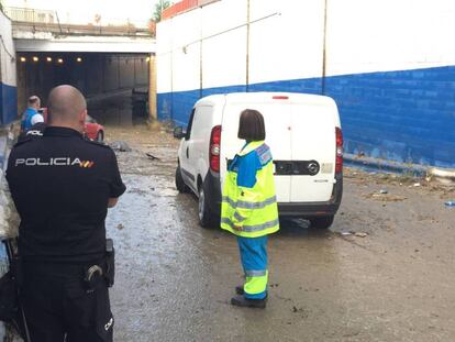 Policías y sanitarios del Summa delante de la furgoneta y el paso subterráneo.