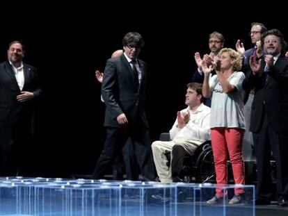 Oriol Junqueras y Carles Puigdemont en su llegada al TNC. En vídeo: acto de Puigdemont en el Teatre Nacional de Catalunya.