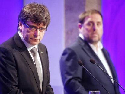 Puigdemont y Junqueras durante el anuncio de los cambios en su Gobierno.