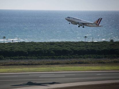 Un avión despega del Aeropuerto del Prat en Barcelona. Vídeo: Anna Palou Solé.