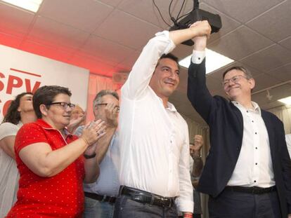 Puig, con chaqueta oscura, y García, se cogen de la mano tras conocerse los resultados de las primarias en el PSPV. José Jordan