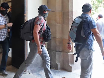 Foto y vídeo: agentes de la Guardia Civil de paisano salen del Parlament.