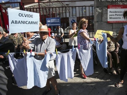 Familiares y trabajadores de la residencia de Mirasierra, este jueves durante la protesta.