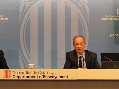 Antoni Llobet (izq.) junto a Joan Mateo en una rueda de prensa. En vídeo, la dimisión de María Jesús Mier del departamento de Enseñanza de la Generalitat por motivos personales.
