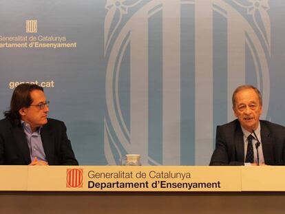 Antoni Llobet (izq.) junto a Joan Mateo en una rueda de prensa. En vídeo, la dimisión de María Jesús Mier del departamento de Enseñanza de la Generalitat por motivos personales.