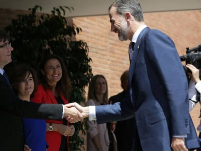 Carles Puigdemont saluda a Felipe VI en el Centro de Alto Rendimiento en Sant Cugat del Vallès (Barcelona).