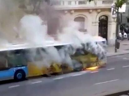 Incendio de un autobús de la EMTde la línea 19, en la calle Velázquez de Madrid. @EligeWorkPlace
