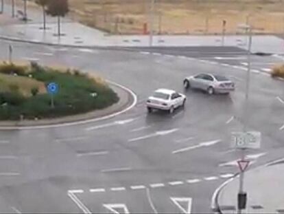 Varios vehículos derrapan durante una carrera en una rotonda de Valdebebas.