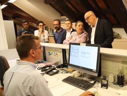 Junts pel Sí y la CUP registran la proposición de ley de referéndum en el Parlament. JOAN SÁNCHEZ