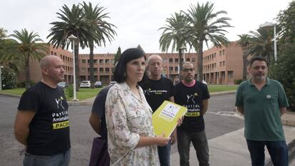 Raquel Aguilar, de Pacma, con la denuncia en la mano contra el tiro y arrastre.