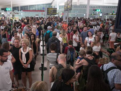 Colas en el control de seguridad de la Terminal 1 de El Prat. Vídeo: recomendaciones de FACUA.