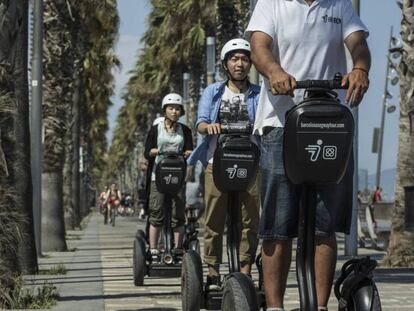 Turistes en 'segways' a Barcelona. Joan Sánchez