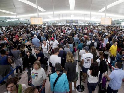 Colas en el aeropuerto de El Prat este miércoles.