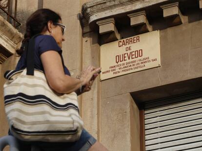 Una vecina, ayer en la calle de Quevedo de Sabadell (Sabadell).