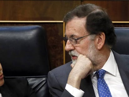 Mariano Rajoy junto a Soraya Sáenz de Santamaría. En vídeo, declaraciones de la presidenta del Parlament, Carme Forcadell.