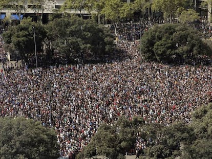 Minuto de silencio en la plaza de Catalunya de Barcelona.