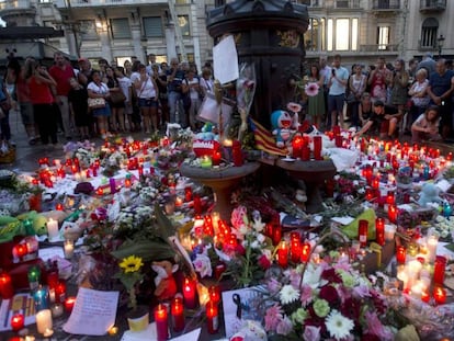 Decenas de personas acuden a la fuente de Canaletas, en Las Ramblas, como homenaje a las víctimas.