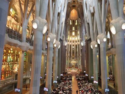 El interior de la Sagrada Família, durante la misa de hoy.