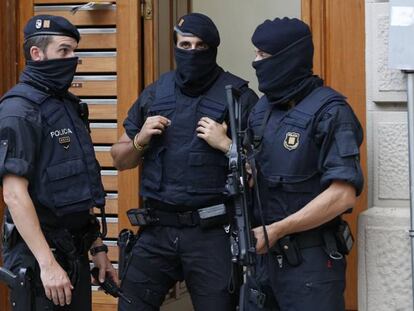 Agentes de la policía catalana Mossos d'Esquadra, en Ripoll.