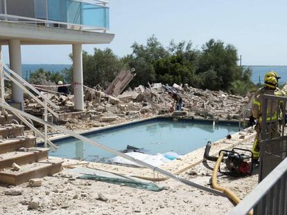 Equipos de emergencia trabajan en la vivienda de Alcanar, donde tenían su base los terroristas.