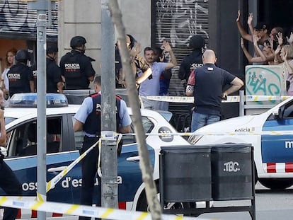 Despliegue policial en el lugar del atentado ocurrido el jueves en las Ramblas de Barcelona.