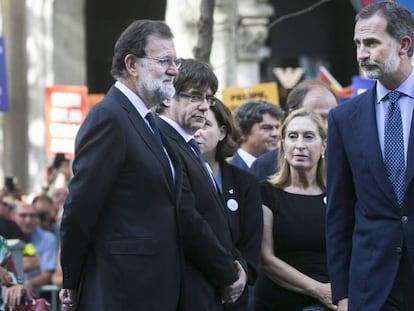 El rey Felipe tras saludar a los representantes de las instituciones, en la manifestación.