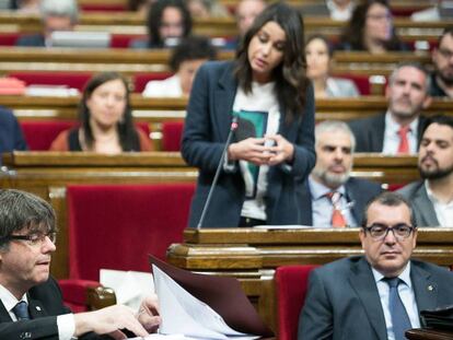 La líder de la oposición, Inés Arrimadas, interpelando a Carles Puigdemont.