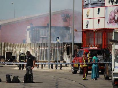 Extinción del fuego en la nave industrial de Fuenlabrada (Madrid).