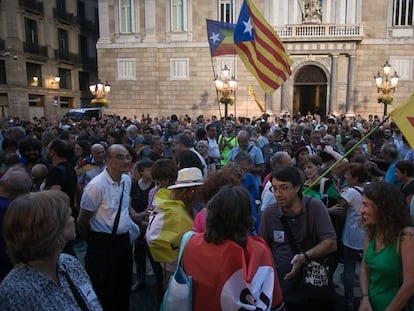 Concentración convocada por la CUP frente al ayuntamiento de Barcelona.