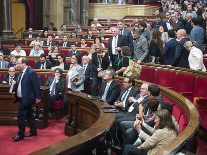 FOTO: La oposición abandona el hemiciclo, el jueves. / VÍDEO: El Parlament vota la ley del referéndum.