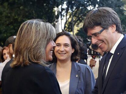 Carles Puigdemont con Marín y Colau, este lunes.