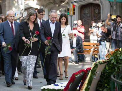 En el centro, Núria Marín, alcaldesa de l'Hospitalet, en la ofrenda floral a Rafael Casanovas.