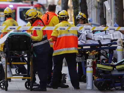 Un herido atendido tras la explosión, este sábado.