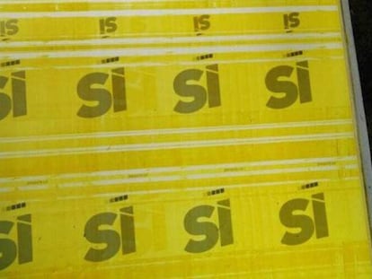 Imagen facilitada por la Guardia Civil, que ha intervenido en Barcelona varias planchas para imprimir carteles prorreferéndum.