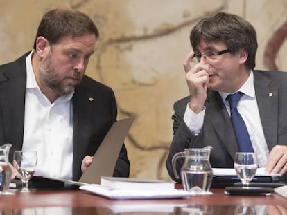 Reunion del gobierno de la Generalitat de Catalunya. Carles Puigdemont y Oriol Junqueras.