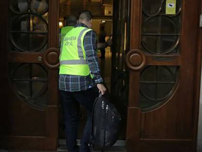 Agentes de la Guardia Civil en el Departamento de Economía.