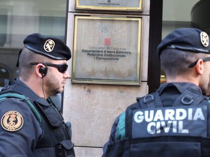 Protests in Catalonia today after Civil Guard launches raid (Spanish captions).