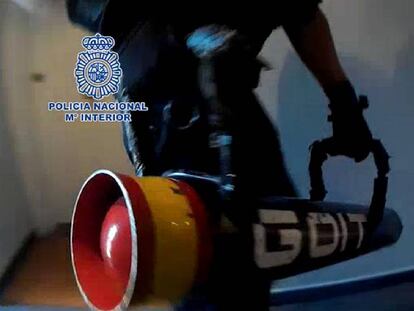 Agentes de la Policía Nacional irrumpen en un local para desarticular el servicio "telecoca"