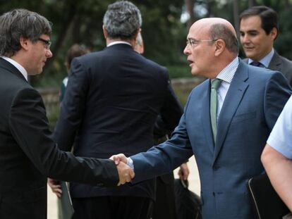 Puigdemont saluda a De los Cobos al llegar a la Junta de Seguridad.