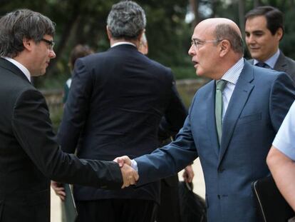 Puigdemont saluda a De los Cobos al llegar a la Junta de Seguridad.