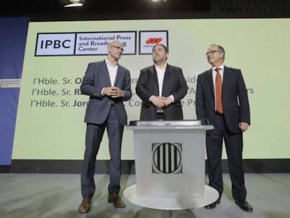 De izquierda a derecha, el consejero de Asuntos Exteriores, Raül Romeva; el vicepresidente del Govern, Oriol Junqueras; y el consejero de Presidencia, Jordi Turull, junto a una urna del referéndum.
