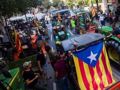 Varios tractores son interceptados por los Mossos d'Esquadra en las calles de Barcelona.