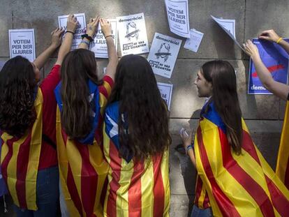 Estudiants enganxen cartells a la paret de la Universitat de Barcelona el 24 de setembre / Vídeo: Els discursos del tancament de campanya divendres passat.