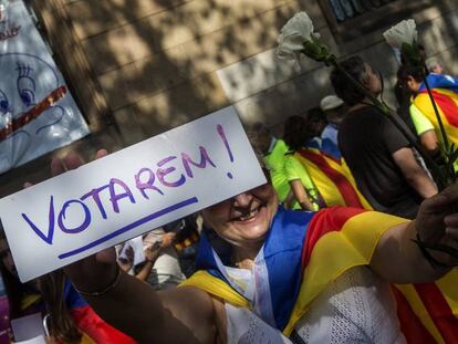 Pie de Foto: Una mujer participa en una manifestación a favor del referéndum en Cataluña. / Vídeo: Los discursos del cierre de campaña el pasado viernes.