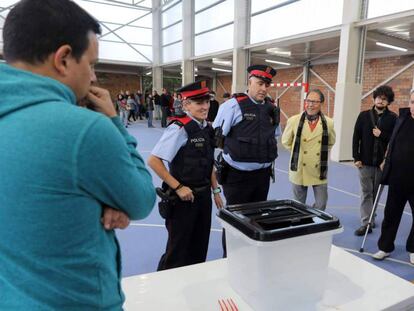 Dos 'mossos' en un centro de votación el 1 de octubre. CESAR MANSO AFP